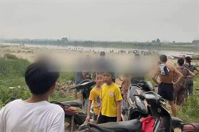 Tìm kiếm nam sinh lớp 12 bị đuối nước trên sông Hồng