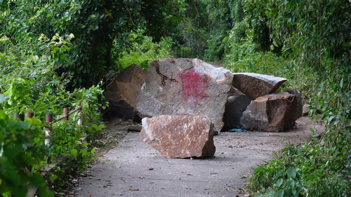 Sạt lở núi Ba Thê ở An Giang, nhiều tảng đá nặng vài tấn lăn xuống