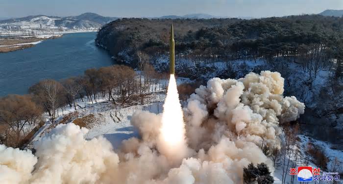 Triều Tiên tuyên bố thử tên lửa đạn đạo nhiên liệu rắn