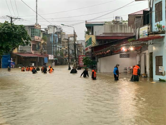 Lũ lớn trong đêm, thành phố Hà Giang ngập sâu, có nhà ngập tới nóc
