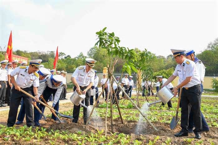 Cán bộ chiến sĩ Hải quân hưởng ứng Tết trồng cây đời đời nhớ ơn Bác Hồ