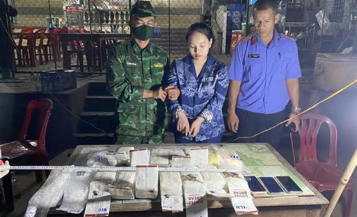 Bắt thiếu nữ 19 tuổi cùng 15kg ma túy, 40 bánh heroin