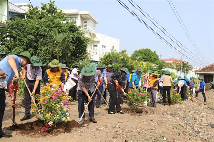 Ra quân xây dựng “đường tàu - đường hoa” khu vực Nha Trang