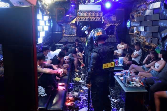Công an đột kích quán karaoke phát hiện 41 người dương tính với ma túy