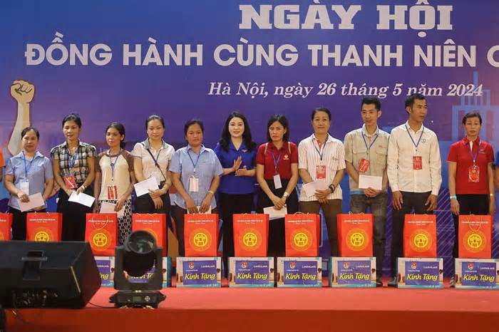 Trao hơn 400 triệu đồng hỗ trợ công nhân Thủ đô có hoàn cảnh khó khăn