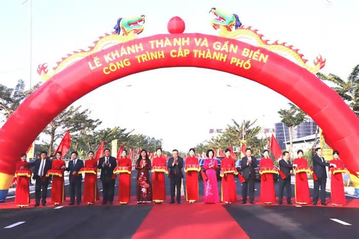 Chủ tịch Hà Nội gắn biển 2 công trình xây dựng ở Hoàng Mai
