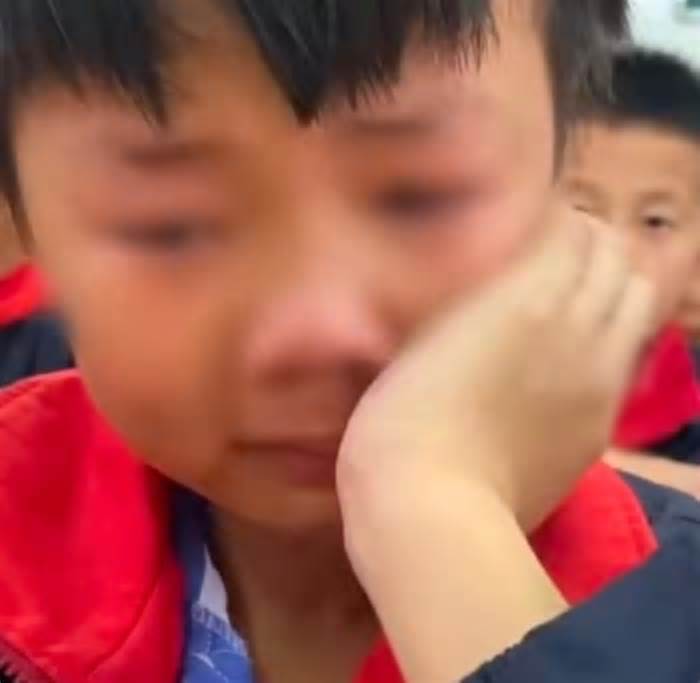 Nam sinh bật khóc khi cô giáo hỏi và sự thật đau lòng phía sau