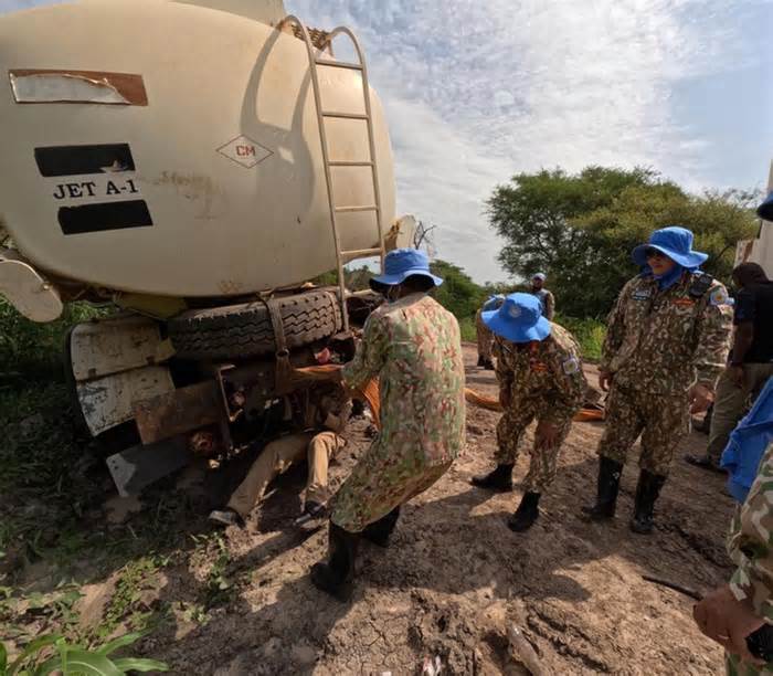 Công binh Việt Nam 'giải cứu' xe gặp nạn do mưa lớn ở Abyei