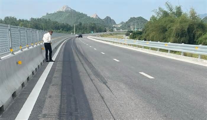 Mới thông xe, mặt đường Cao tốc Nghi Sơn-Diễn Châu nghi bị phá hoại