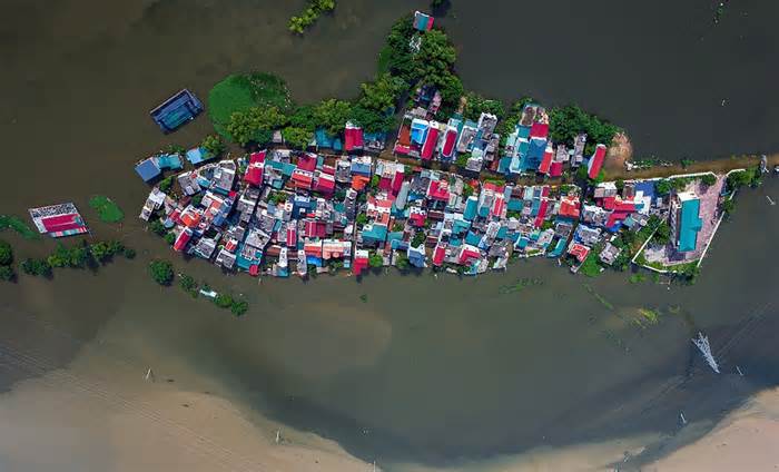 Hà Nội: Xuất hiện 'ốc đảo' ở Quốc Oai sau mưa lũ