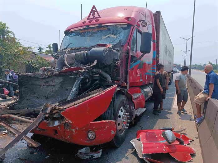 Hai xe đầu kéo hư hỏng sau tai nạn giao thông tại Huế