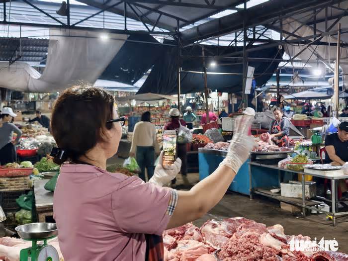 Tiểu thương chợ truyền thống livestream bán hàng Tết từ mờ sáng