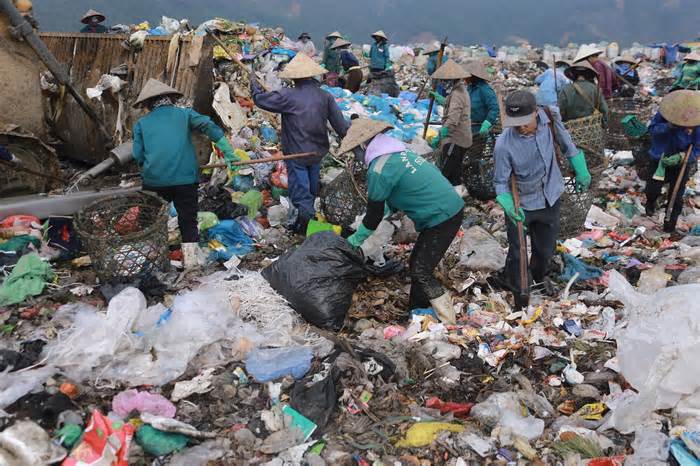 Dân sống trong ô nhiễm, 2 nhà máy xử lý rác vẫn trên giấy