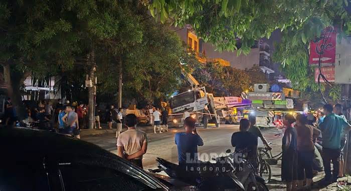 Xe bê tông đang đổ mái ở Thái Bình bị sập cẩu, nhiều người bị thương