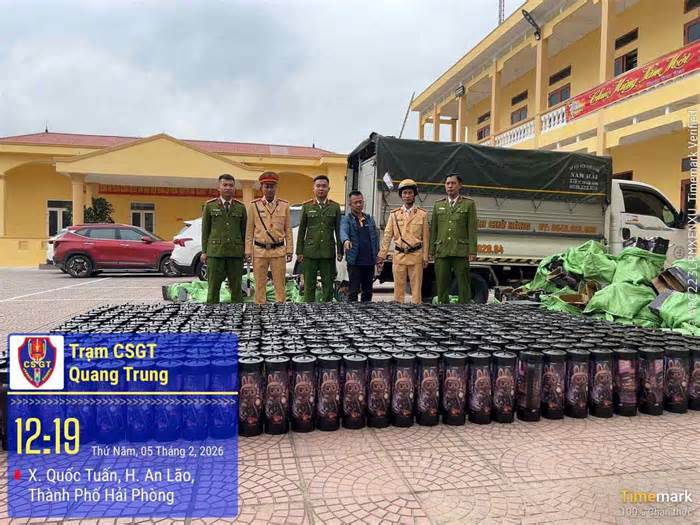 CSGT Hải Phòng bắt quả tang xe vận chuyển số lượng lớn bình nghi khí cười