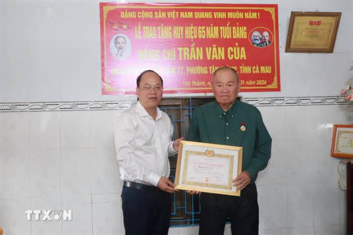 Cà Mau: Trao tặng Huy hiệu Đảng cho 430 đảng viên lão thành