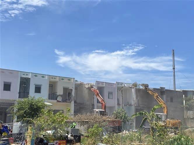 Bình Dương: Cưỡng chế tháo dỡ 12 căn nhà xây trái phép của 1 cá nhân