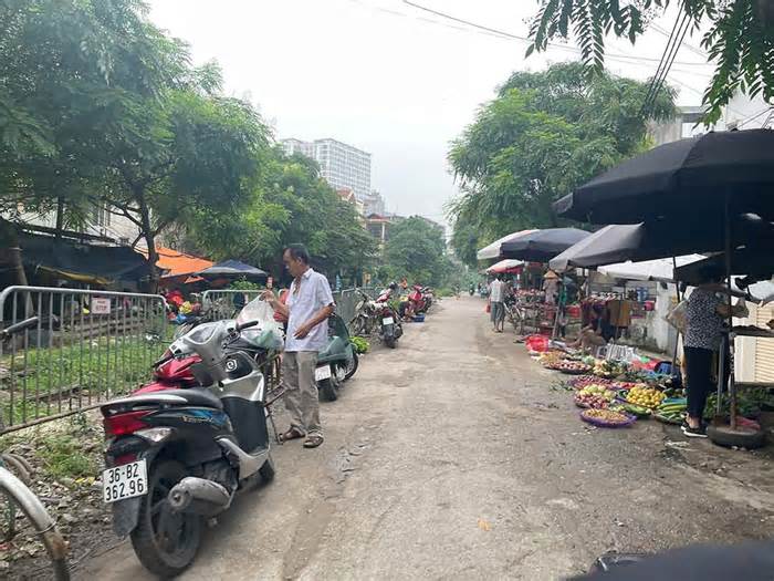 Buôn bán ngay sát đường ray tàu hỏa tại Hà Nội