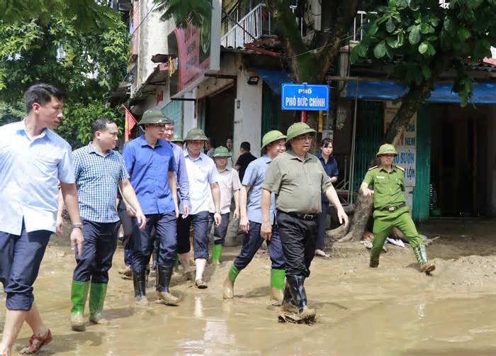 Thủ tướng Phạm Minh Chính lội bùn đến động viên người dân Yên Bái