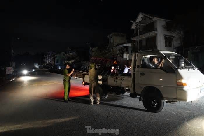 Quảng Ninh sơ tán 'thần tốc' 136 hộ dân trong đêm