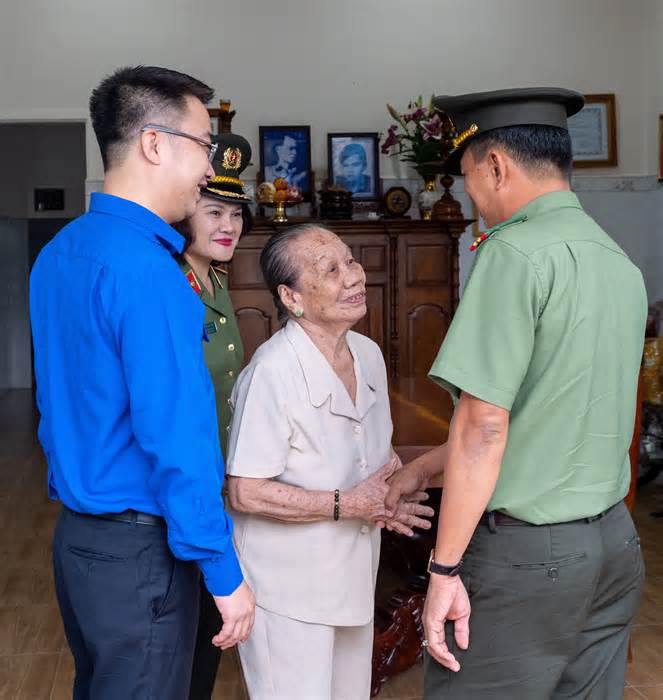 Trung ương Đoàn và Bộ Công An thăm, tặng quà mẹ Việt Nam anh hùng tại Tây Ninh