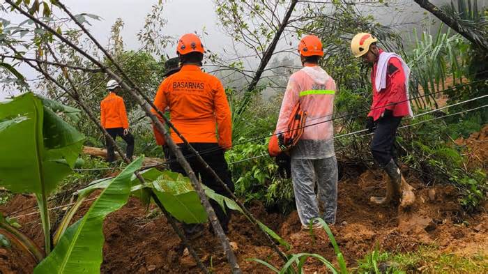 Indonesia tiếp tục chạy đua cứu hộ lở đất