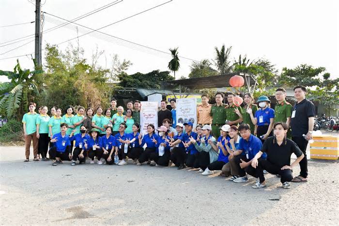 'Mấy anh ra vẫy tay cũng hơi sợ, nhưng đâu biết được quà bất ngờ, vui quá xá!'