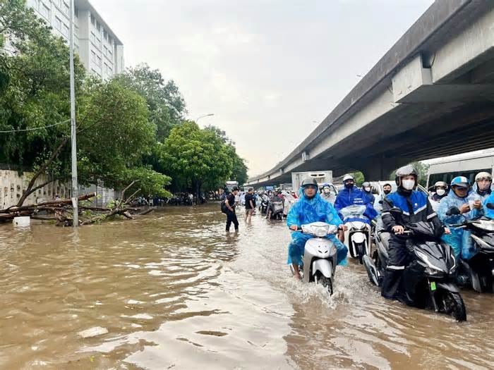 Mưa lớn, nhiều tuyến đường Hà Nội căng rào 'phong tỏa'