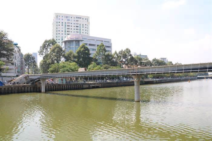 Cận cảnh cầu đi bộ trên kênh Nhiêu Lộc - Thị Nghè sắp hoàn thiện