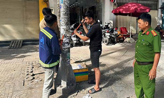 Ba người dán hàng nghìn rao vặt lên cột điện bị phạt