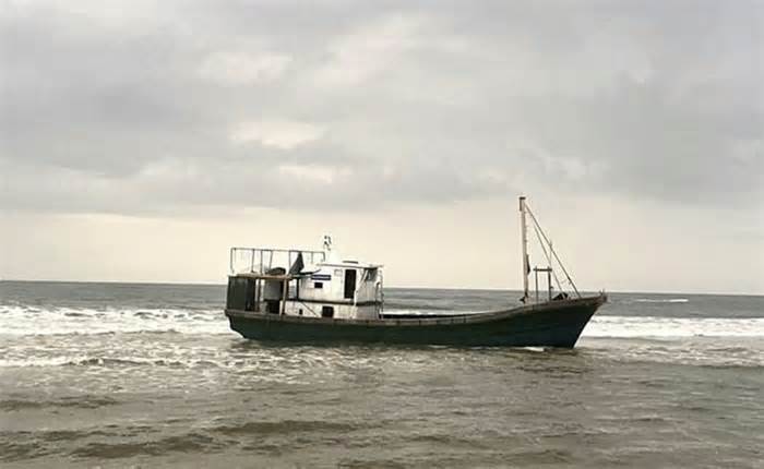 'Tàu ma' trôi dạt vào bờ biển Quảng Trị