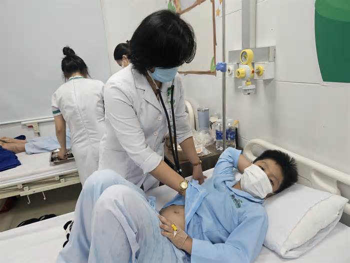 Số người nhập viện sau khi ăn cơm gà ở Nha Trang tăng chóng mặt