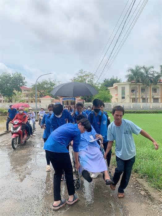 Bị thương khi gió bão đẩy rơi gầm cầu, thí sinh mặc áo bệnh nhân đến trường thi