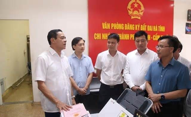 Chủ tịch tỉnh Hà Tĩnh công khai gắn số điện thoại đến tận xã, tìm cán bộ 'hành' dân