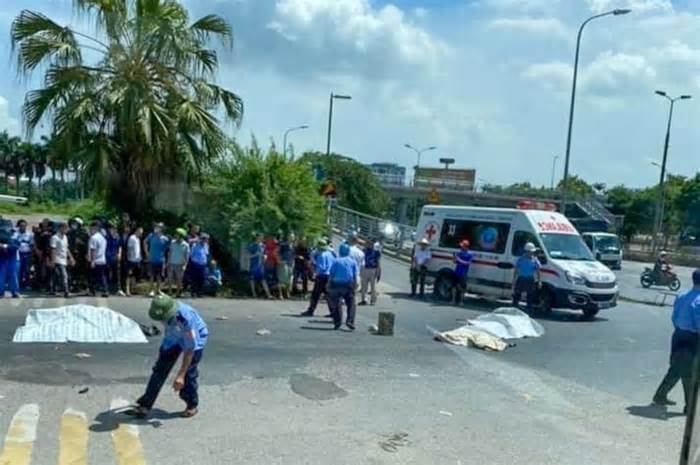 Hà Nội: Xe máy bị cuốn vào gầm xe tải, người phụ nữ cùng 2 trẻ nhỏ tử nạn