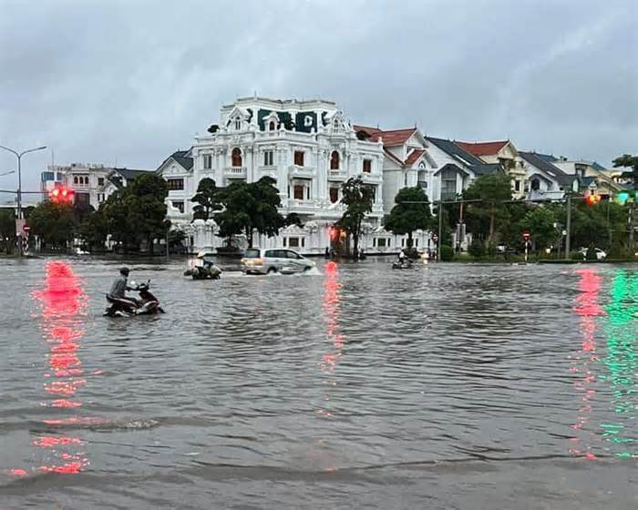 Mưa lớn, nhiều nơi ở Hải Phòng, Quảng Ninh ngập cả mét