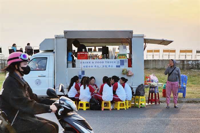 Xe tải di động, hàng rong bủa vây chân cầu Thuận Phước Đà Nẵng