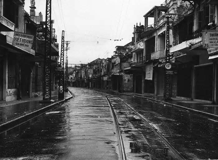 Ảnh vô giá: Giây phút chuyển giao quyền lực ở Hà Nội ngày 10/10/1954