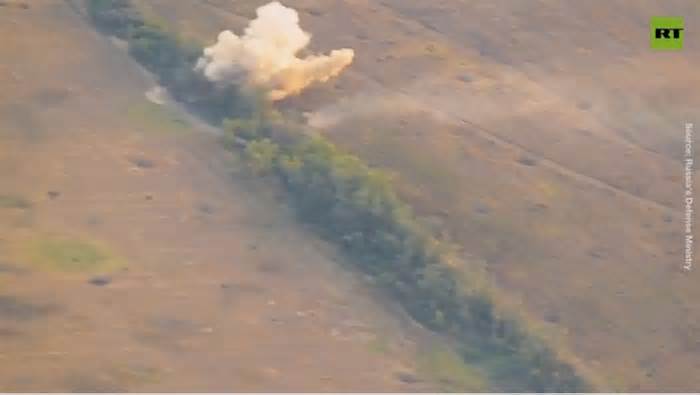 Xe bọc thép của Ukraina trúng pháo kích, nổ tung