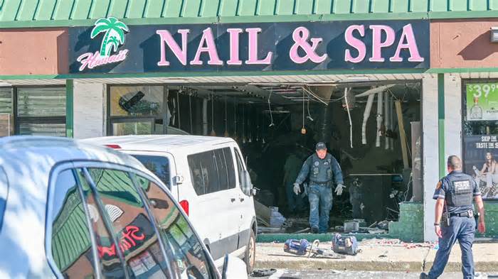 Xe tải lao vào tiệm nail khiến 4 người chết, 10 người bị thương