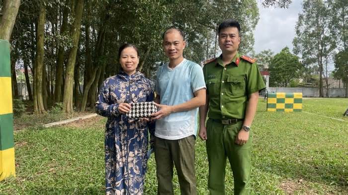 Bắc Giang: Đại úy công an trả lại tài sản cho người đánh rơi
