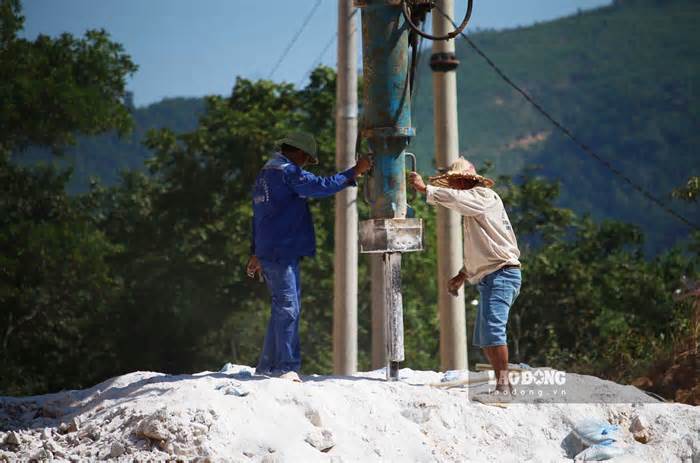 Tây Bắc cuối ngày: Phá đá mở tuyến đường trăm tỉ