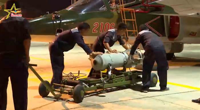 Video: Không quân Việt Nam chuẩn bị máy bay phản lực Yakovlev Yak-130 cho nhiệm vụ tấn công mặt đất