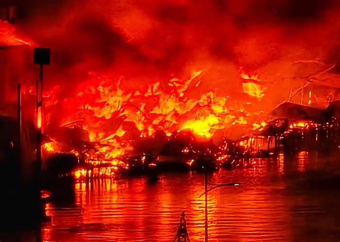 Cháy dãy nhà ven kênh ở TP HCM