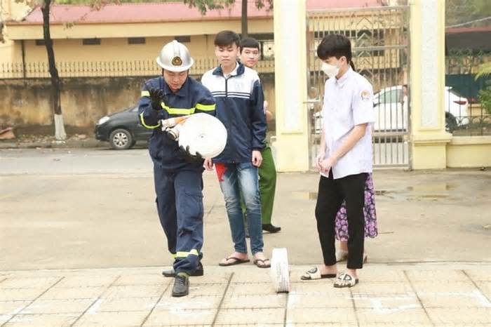 Hơn 600 học sinh Hà Nội diễn tập phòng cháy chữa cháy và thoát hiểm