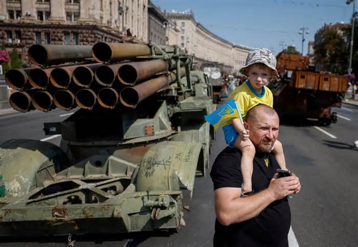 Kiev bị không kích lúc sáng sớm
