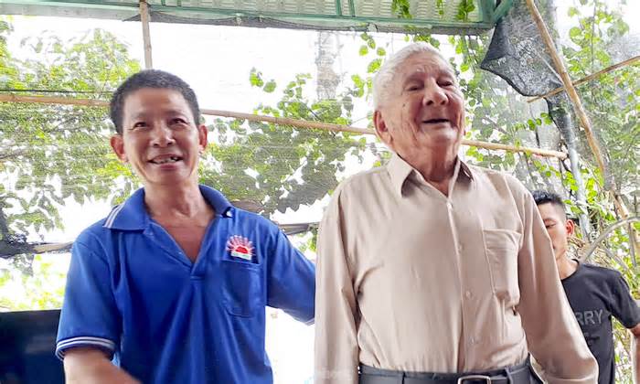 Cha già 94 tuổi gặp lại con trai sau gần 50 năm lưu lạc