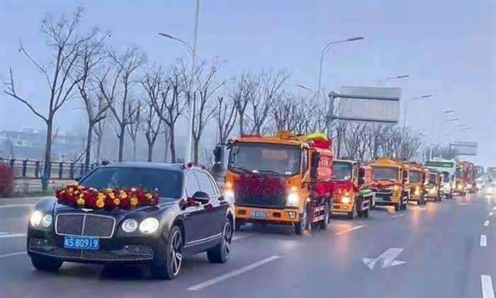 Chú rể rước dâu bằng 9 xe hút bể phốt, tân nương khen 'lãng mạn'