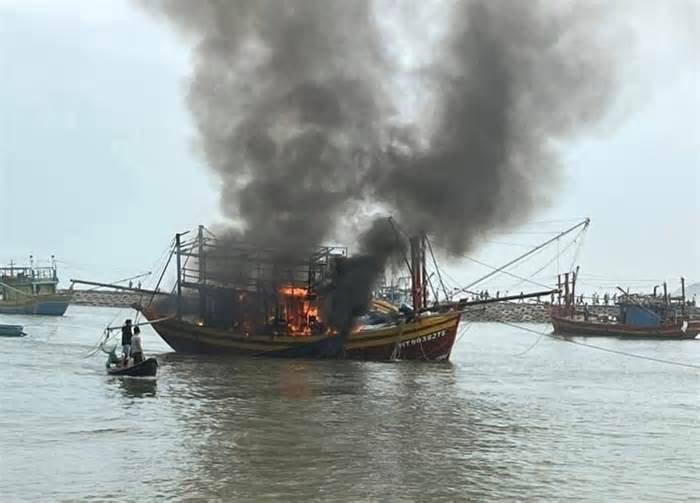 Tàu cá ở Hà Tĩnh bốc cháy dữ dội