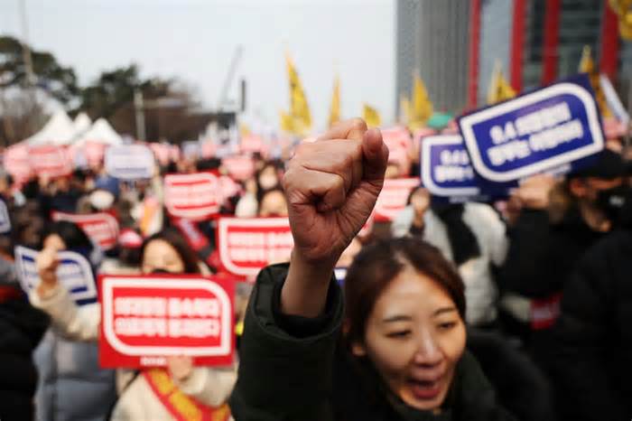 Hàng ngàn bác sĩ Hàn Quốc biểu tình phản đối chính sách y tế